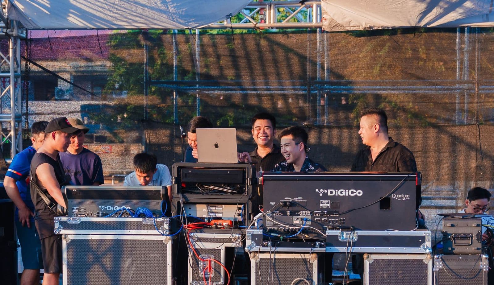 Ê-kíp BOS Entertainment làm việc tại khu bàn trộn với hai bàn mixer DiGiCo, trong đó có Quantum 225