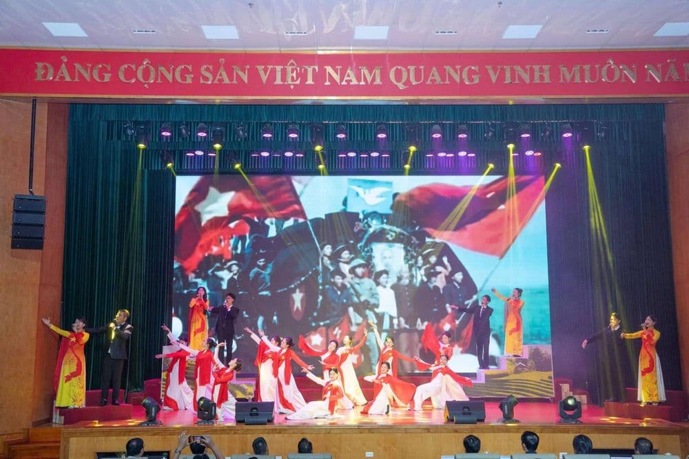Sân khấu Hội trường đa năng Trường Đại học Sư phạm Hà Nội 2 với dàn line array DAS Event 26A treo hai bên, màn hình LED và đèn moving head