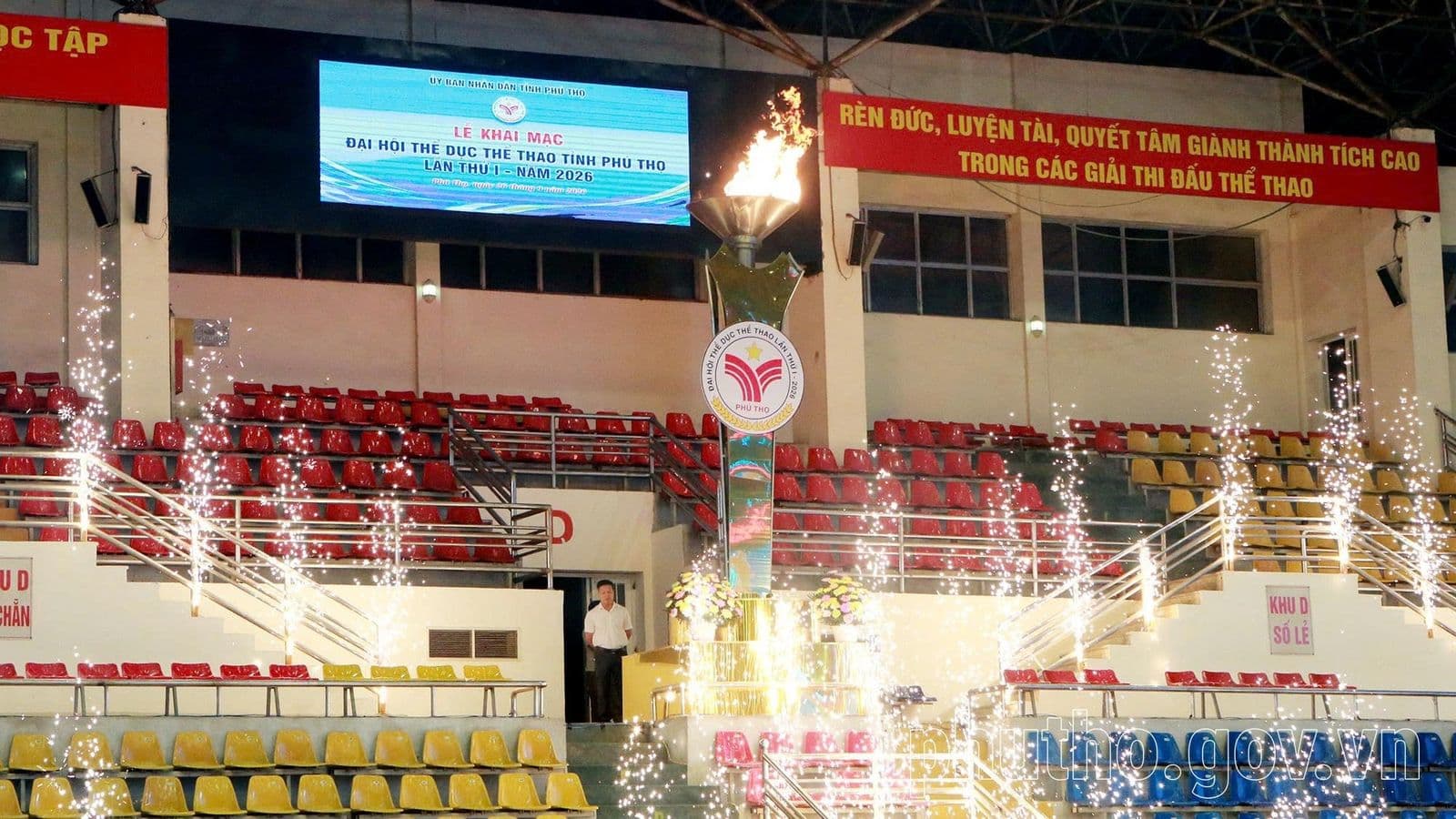 Đài lửa Đại hội bùng cháy giữa các cột pháo sáng trước khán đài, màn LED phía trên hiện tên Lễ khai mạc