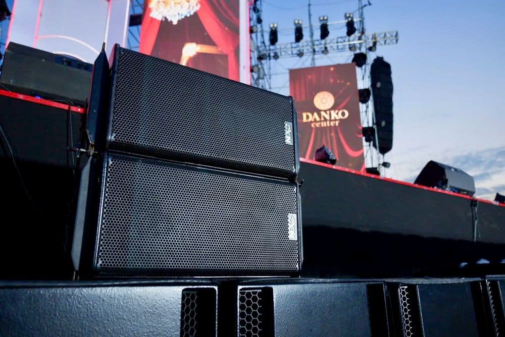 Loa NEXO GEO S12 của BOS Entertainment đặt trên sub tại sân khấu ngoài trời, phía sau là màn LED và dàn line array treo