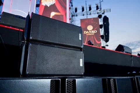 Loa NEXO GEO S12 của BOS Entertainment đặt trên sub tại sân khấu ngoài trời, phía sau là màn LED và dàn line array treo
