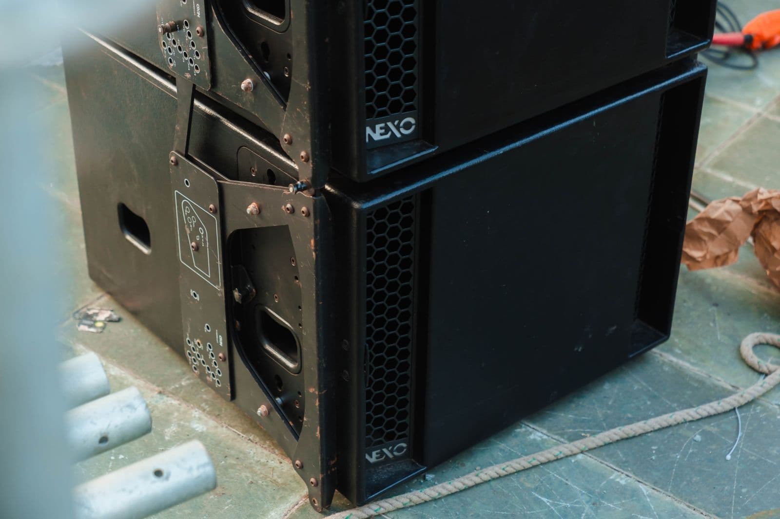 Các thùng loa line array NEXO tập kết dưới mặt sàn cùng khung treo trước giờ lắp