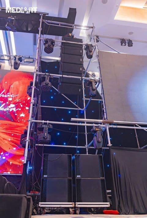 Hai cụm sub NEXO LS18 xếp chồng dưới dàn line array GEO S12 treo trên tháp tại đêm nhạc trong nhà do BOS Entertainment thực hiện