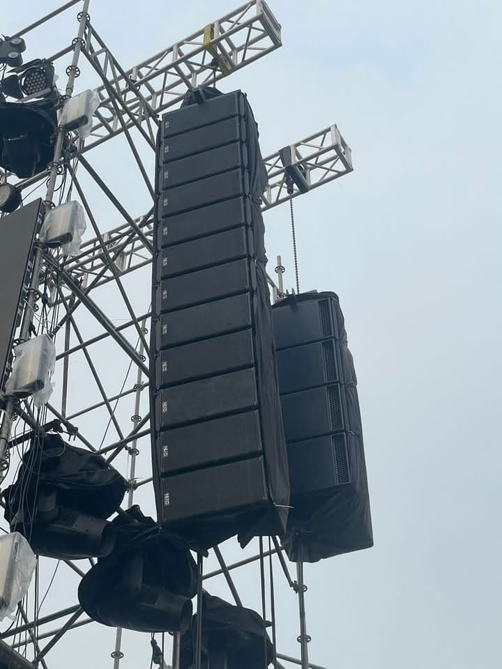 Cụm sub NEXO LS18 treo trên tháp truss cạnh dàn line array GEO S12 mười hai thùng tại sân khấu ngoài trời do BOS Entertainment dựng