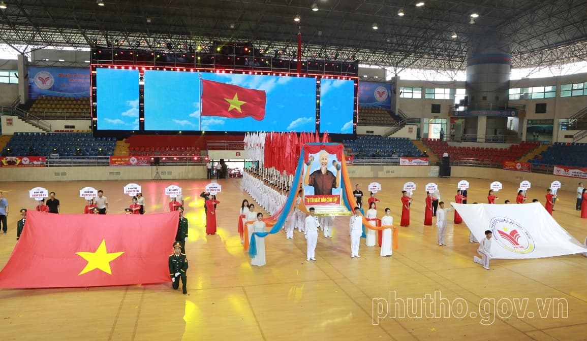 Nghi lễ chào cờ tại buổi tổng duyệt Lễ khai mạc Đại hội Thể dục thể thao tỉnh Phú Thọ lần thứ I: khối cờ Tổ quốc, ảnh Bác Hồ, hàng biển tên đoàn trên sân nhà thi đấu, màn LED ba khung phía sau hiện lá cờ đỏ sao vàng