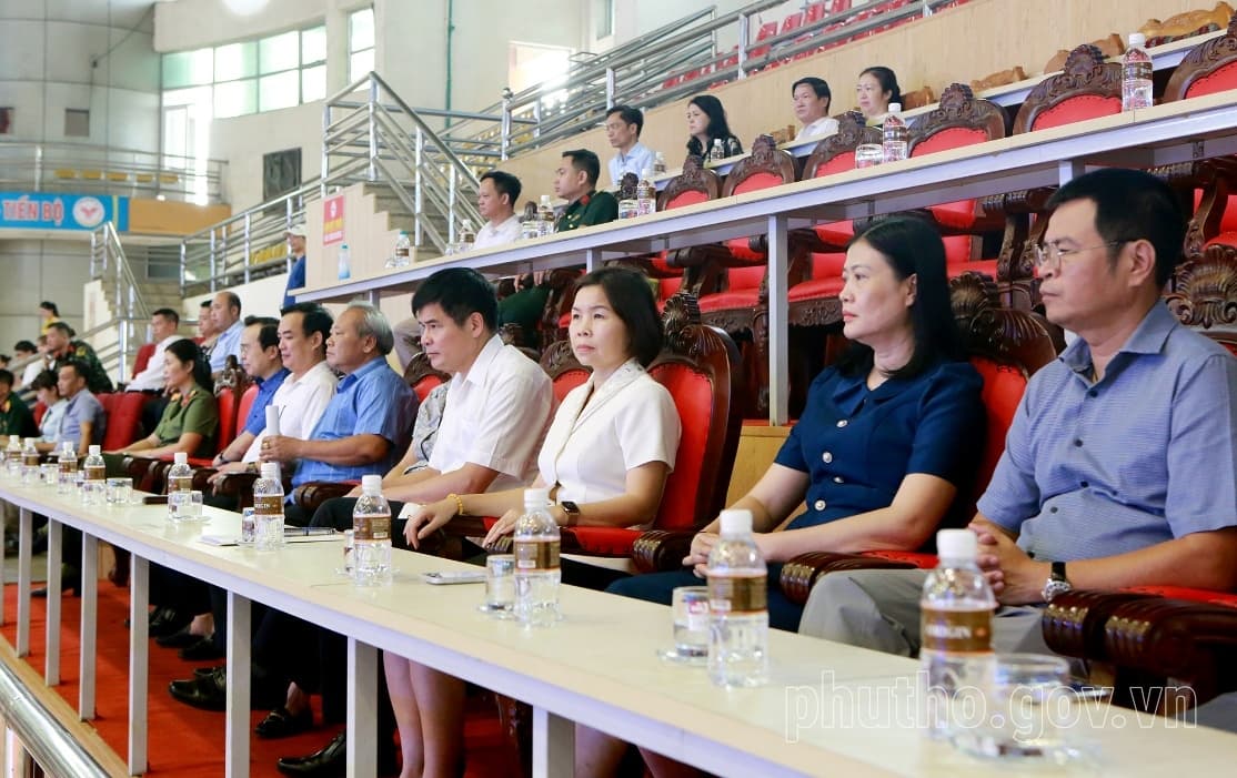 Lãnh đạo tỉnh Phú Thọ và đại biểu ngồi trên khán đài theo dõi buổi tổng duyệt Lễ khai mạc Đại hội Thể dục thể thao