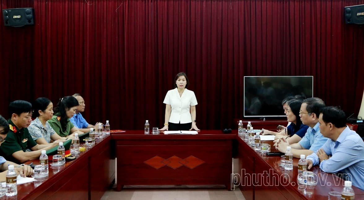 Phó Chủ tịch UBND tỉnh Phú Thọ đứng phát biểu tại cuộc họp rút kinh nghiệm sau buổi tổng duyệt, hai bên là đại diện các sở, ngành