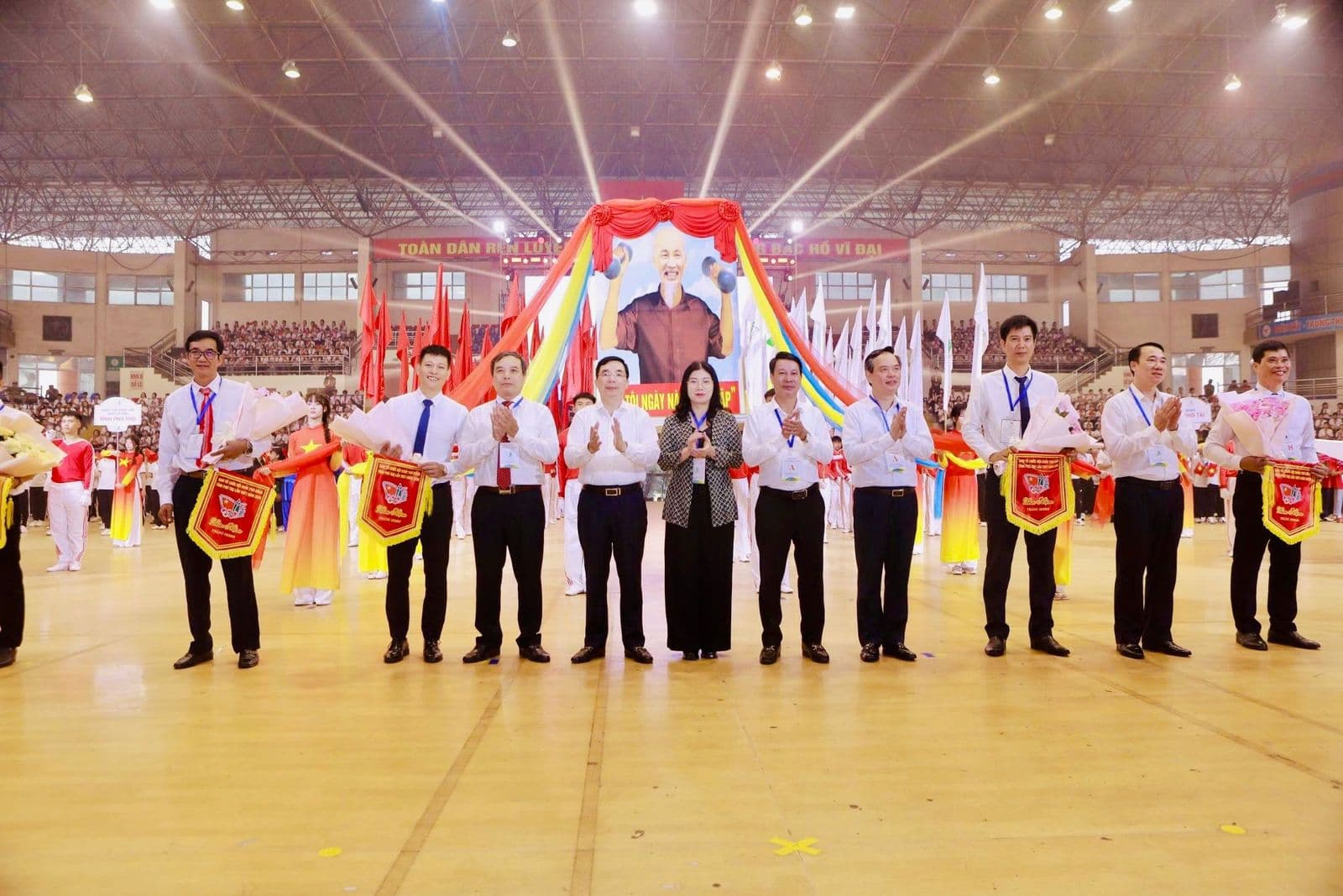 Đại biểu trao cờ lưu niệm và hoa cho đại diện các đoàn trên sàn thi đấu