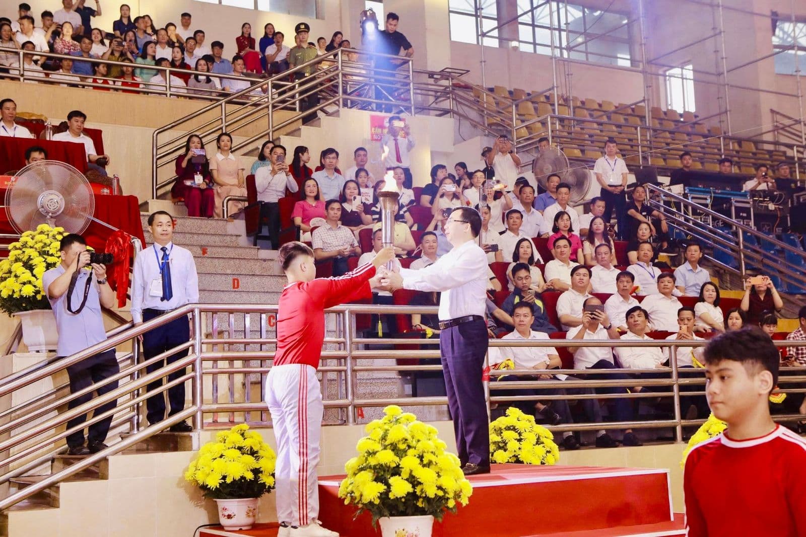 Vận động viên trao ngọn đuốc Hội khỏe cho đại biểu trên lễ đài