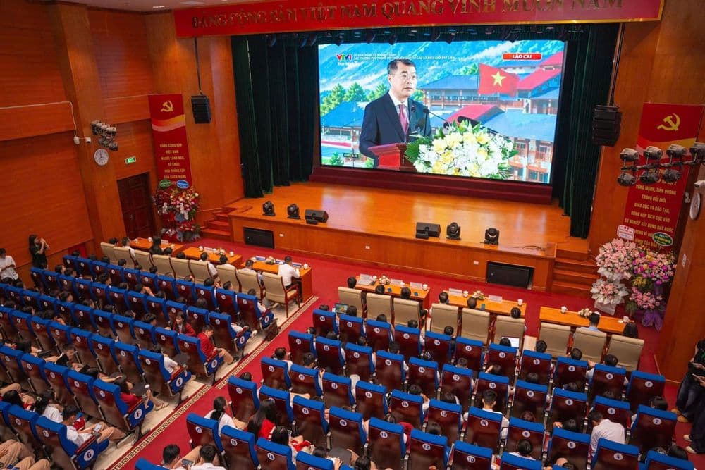 Hội trường đa năng Trường Đại học Sư phạm Hà Nội 2 nhìn từ tầng lửng, loa DAS Event 26A treo hai bên sân khấu