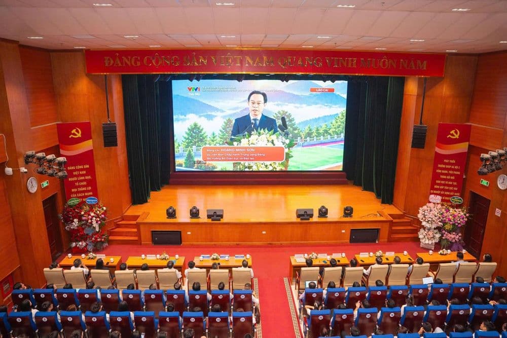 Toàn cảnh Hội trường đa năng Trường Đại học Sư phạm Hà Nội 2, màn hình LED tiếp sóng VTV1 lễ khai giảng